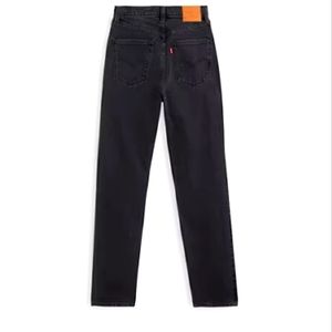 New Levi's 70's Slim Straight Leg. Size 7. Women's jeans.